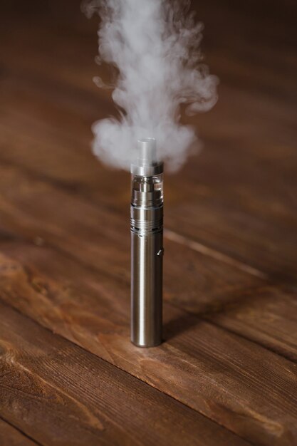 Cigarette électronique Sur Une Table En Bois.