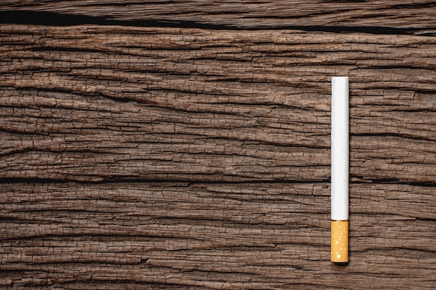 Photo la cigarette est placée sur un vieux plancher en bois.