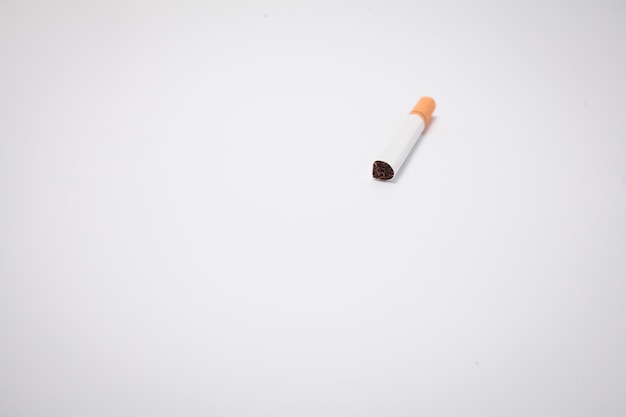 Cigarette sur fond blanc