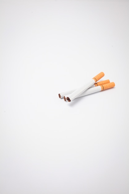 Photo cigarette sur fond blanc