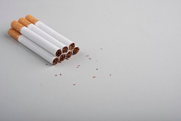 Cigarette sur fond blanc