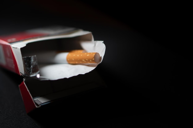 Photo cigarette sur le fond noir de la boîte