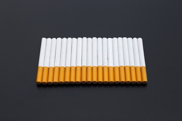 Cigarette sur fond sombre. Non fumeur pour le concept de santé