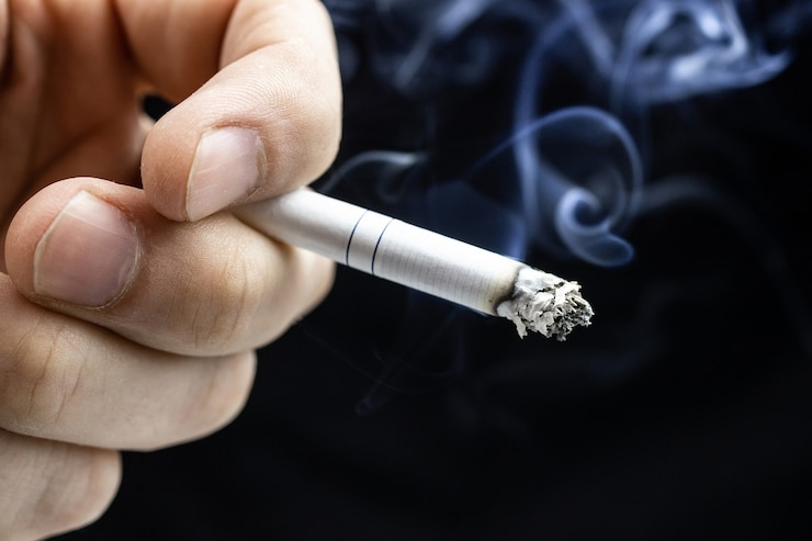 Photo cigarette à la main noire