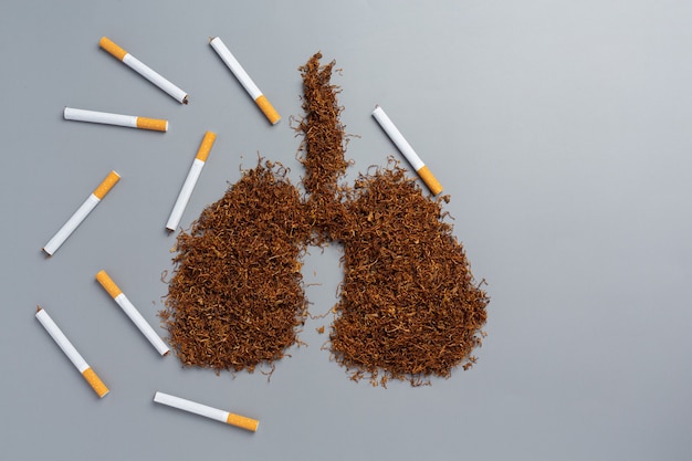 Cigarette sur la surface sombre Concept de la journée mondiale sans tabac.