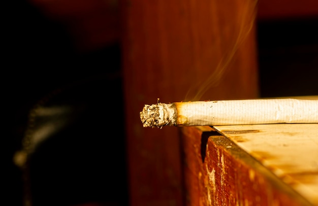 Une cigarette sur la table peu profonde