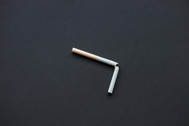 Cigarettes cassées sur fond noir Fumer tue