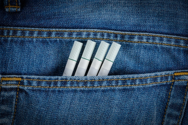 Cigarettes dans une poche de jeans en denim bleu