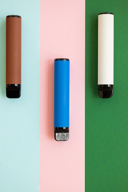 Cigarettes électroniques jetables sur fond de couleur