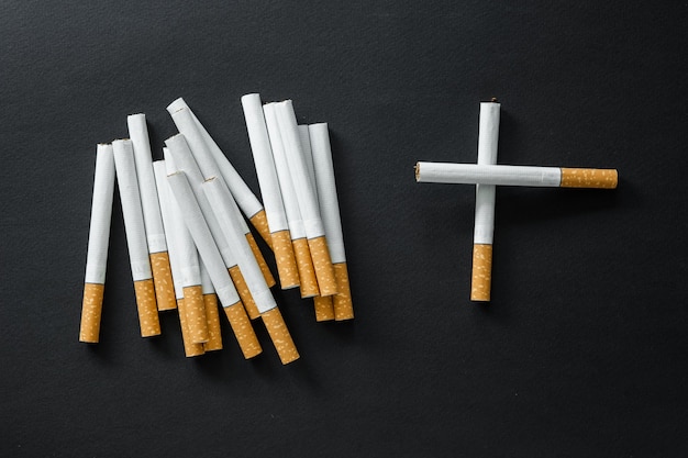 Cigarettes sur une surface sombre.