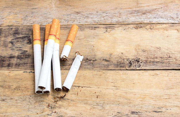 Cigarettes de tabac sur un fond de table en bois