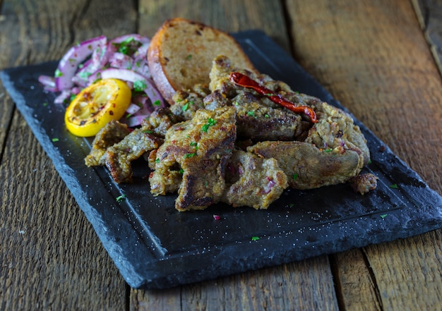 Ciger, c'est l'un des célèbres en Turquie. foie de bœuf cuit à l'huile