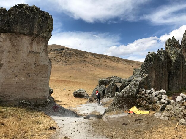 Cilistas junto a unas rocas alejandose