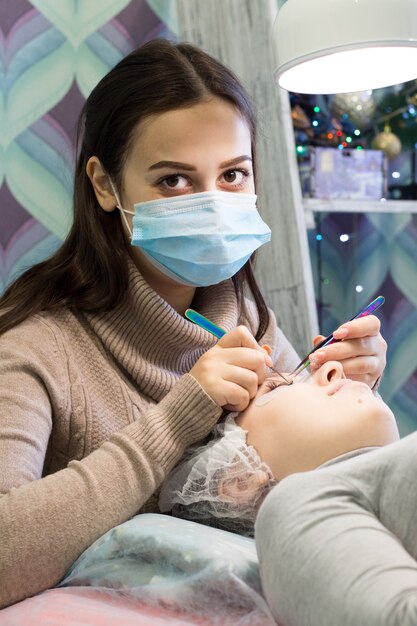 Les cils volumétriques s'étendent dans le salon de beauté.