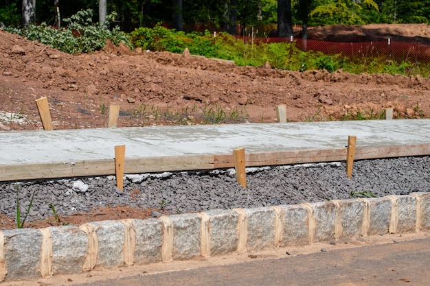 Photo ciment de trottoir fraîchement versé nouveau matériau de maçonnerie