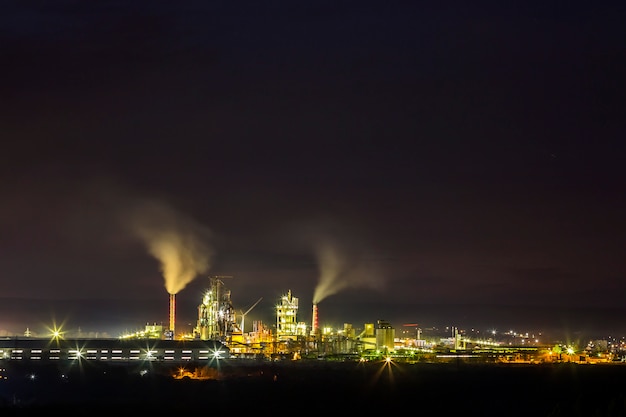 cimenterie et centrale électrique la nuit