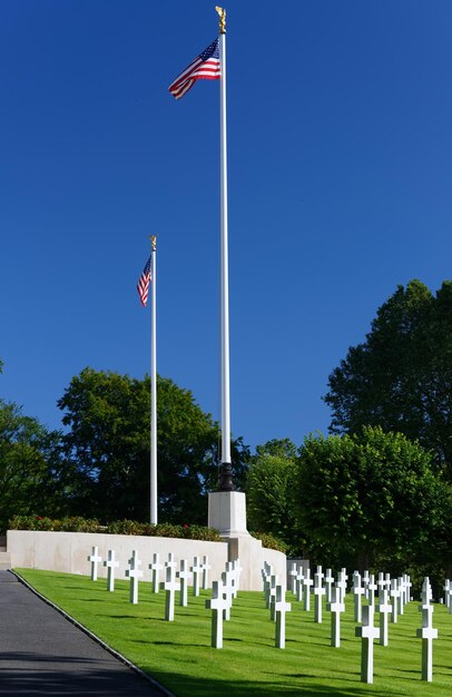 Photo le cimetière américain de suresnes situé juste à l'extérieur de paris commémore les militaires américains