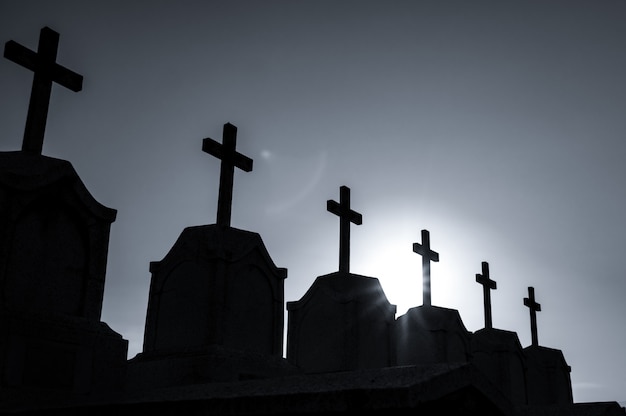 Cimetière ou cimetière dans la nuit avec un ciel sombre. Pierre tombale et croix cimetière de pierre tombale. Repos dans le concept de paix. Concept funéraire. Tristesse, lamentation et mort. Cimetière effrayant et effrayant.