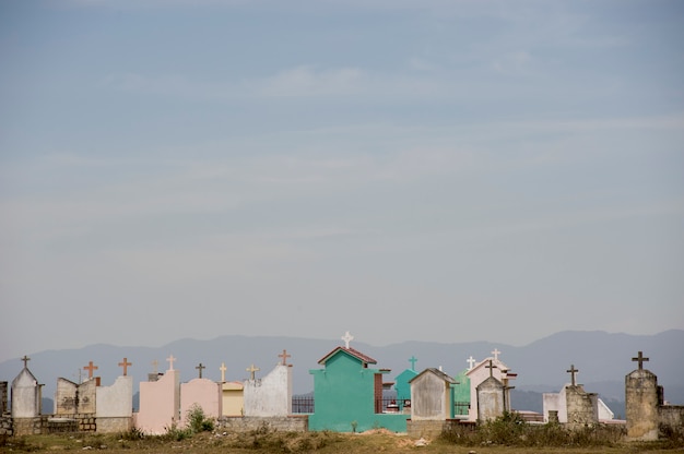 Cimetière coloré dans les collines de Dalat, Vietnam