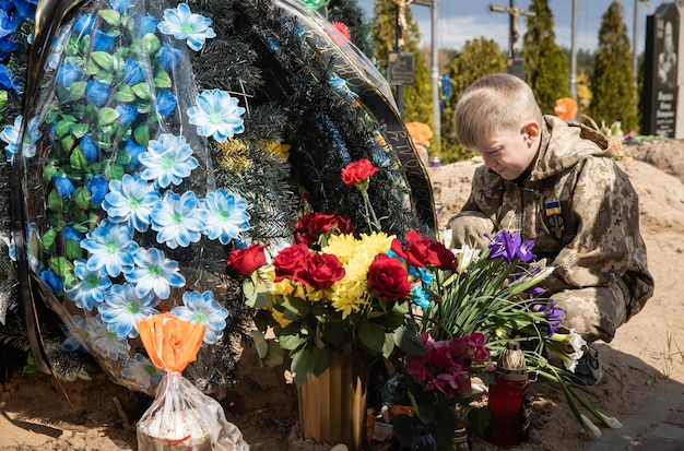 Cimetière de la guerre en Ukraine à Irpen avec des tombes fraîches