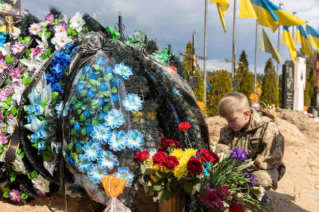 Photo cimetière de la guerre en ukraine à irpen avec des tombes fraîches