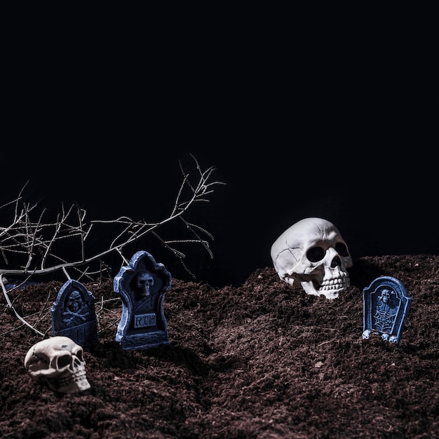 Cimetière d'Halloween avec des pierres tombales et des crânes