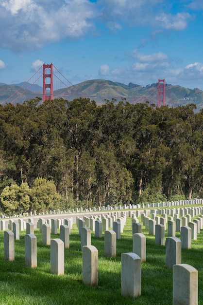 Photo cimetière national de san francisco à presidio avec golden gate bridge