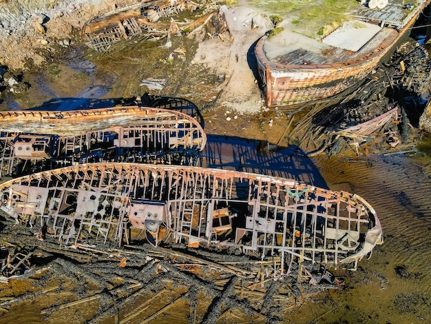 Cimetière de navires sur la côte de la mer de barents à teriberka