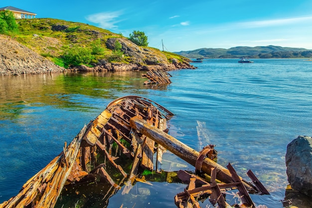 Cimetière des navires perdus dans la petite ville de pêcheurs de Teriberka Côte de la mer de Barents Région de Teriberka Mourmansk Russie 19 juillet 2023