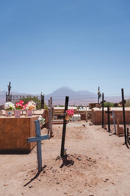 Photo cimetière plein de croix à san pedro de atacama volcan du chili en arrière-plan