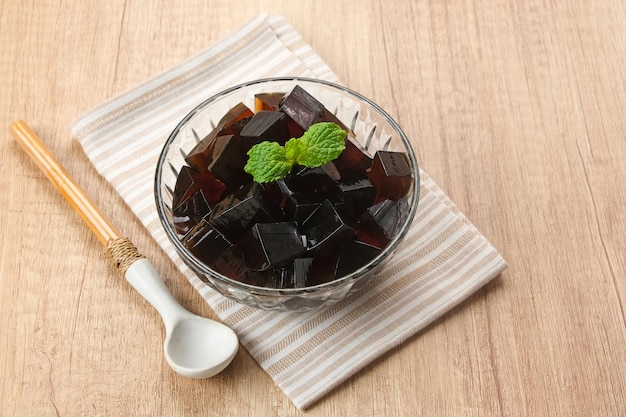 Photo cincau ou gelée d'herbe mesona chinensis familier pendant le mois de ramadan en indonésie