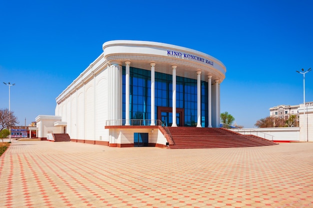 Cinéma et salle de concert à Noukous