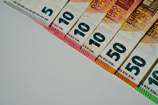 Photo cinq billets en euros portant le chiffre 10