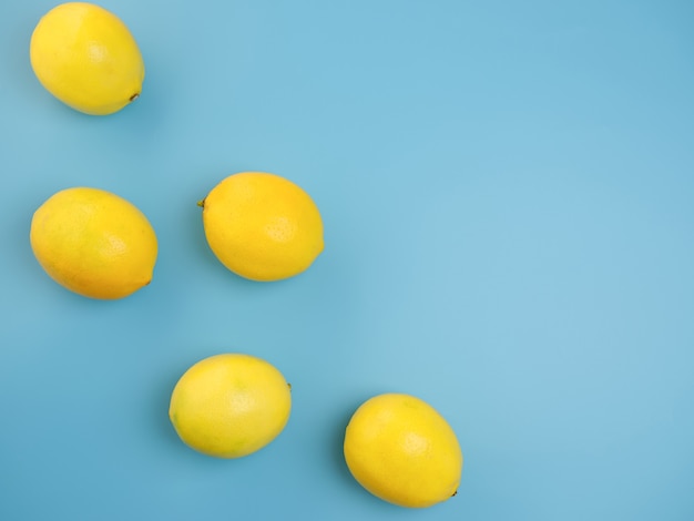 Cinq citrons sur un mur bleu