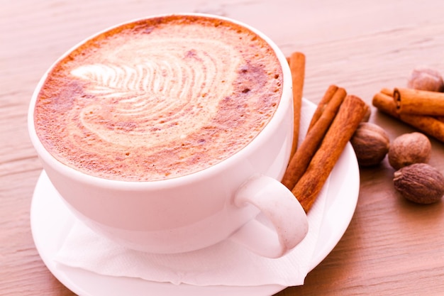 Cinq dernières épices dans une tasse blanche.