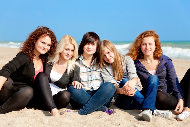 Cinq filles en plein air près de la plage