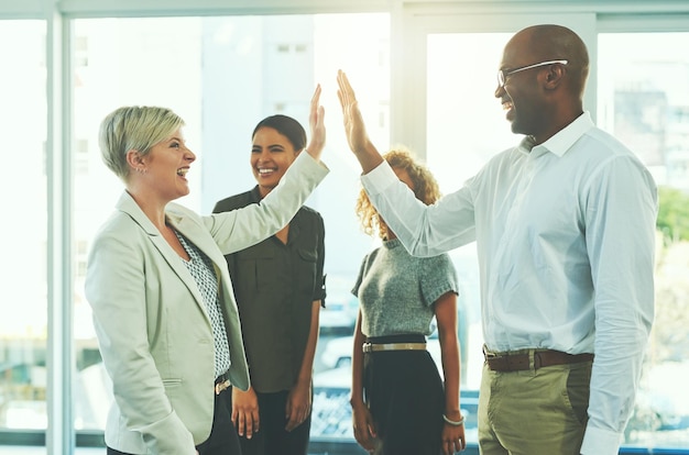 Cinq gagnants et motivation avec les gens d'affaires au bureau pour le succès heureux et l'accord Objectifs de soutien et cible avec un groupe d'employés pour la célébration du travail d'équipe et la solidarité
