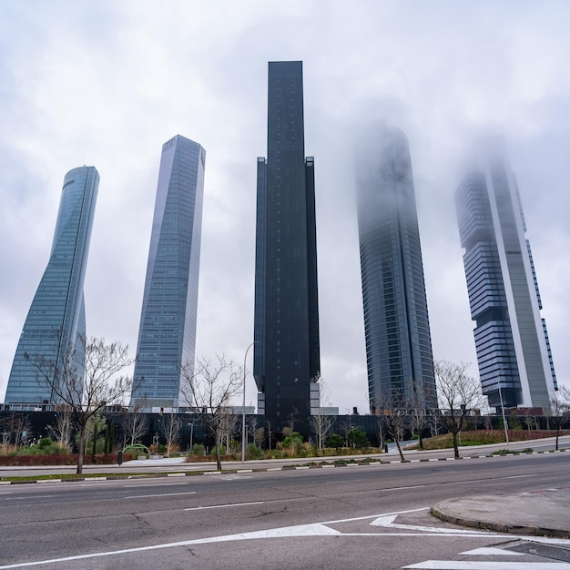 cinq gratte-ciel dans le quartier financier de Madrid par une journée brumeuse