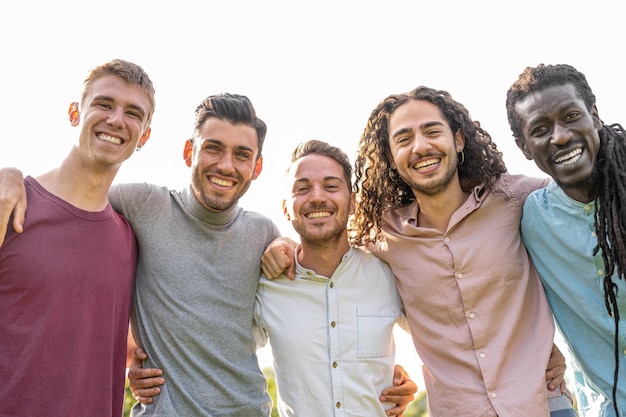 Cinq jeunes hommes heureux amis et frères réunion de famille