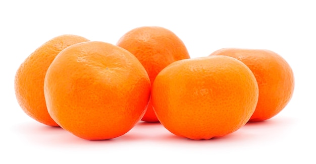 Cinq mandarines isolées