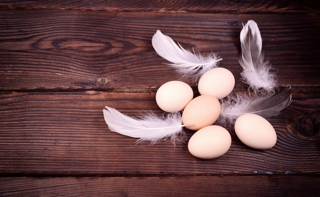 Cinq œufs De Poule Crus Avec Des Plumes