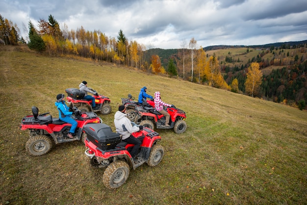 Cinq pilotes de VTT en quad sur la colline