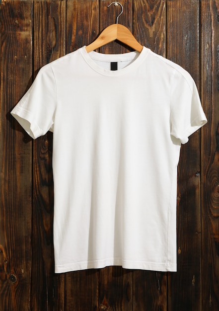 Cintre avec t-shirt blanc vierge sur bois