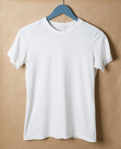 Cintre avec t-shirt blanc vierge sur carton