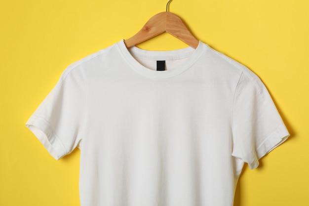 Cintre avec t-shirt blanc vierge sur jaune