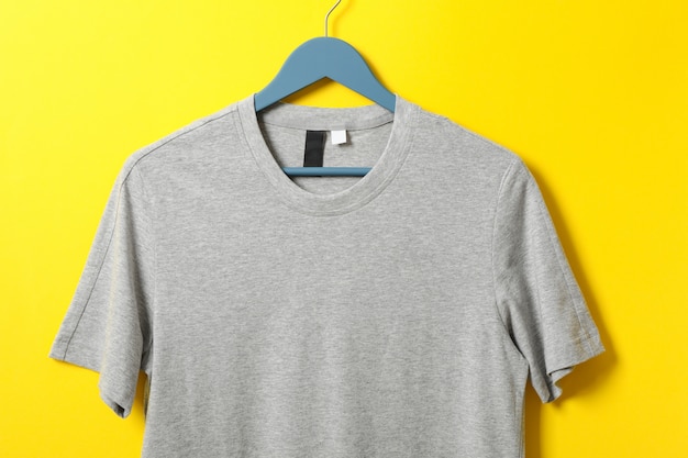 Cintre avec t-shirt gris blanc sur jaune