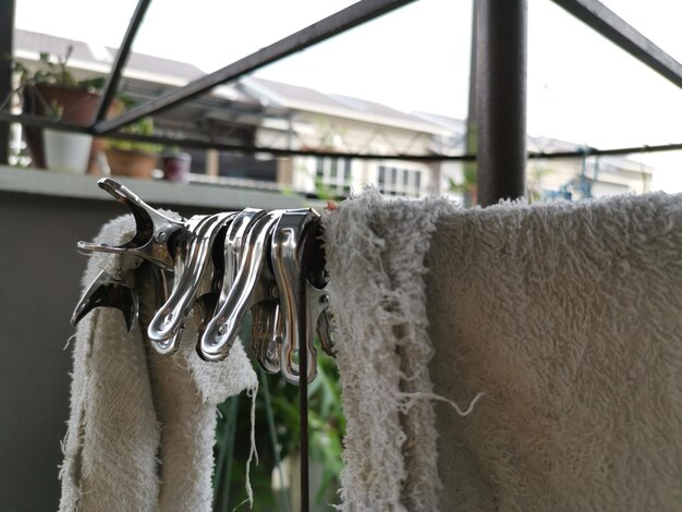 Cintres et clips métalliques ou en plastique utilisés pour sécher les vêtements à l'extérieur sur le porche ouvert