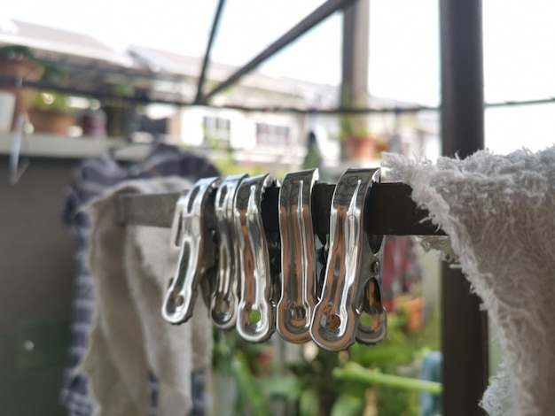 Cintres et clips métalliques ou en plastique utilisés pour sécher les vêtements à l'extérieur sur le porche ouvert