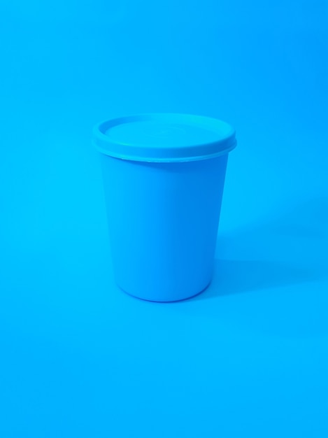 Photo cip en plastique bleu isolé sur fond bleu