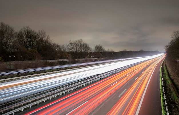 circulation sur autoroute la nuit